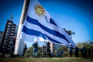 Izaje del Pabellón Nacional en la Plaza de la Democracia