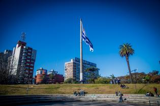 Izaje del Pabellón Nacional en la Plaza de la Democracia Izaje del Pabellón Nacional en la Plaza de la Democracia