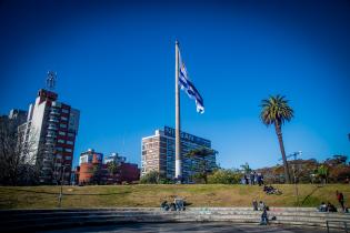 Izaje del Pabellón Nacional en la Plaza de la Democracia