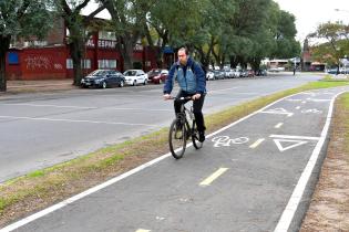 Bicisenda en avenida Américo Ricaldoni entre Vidiella y Morquio.