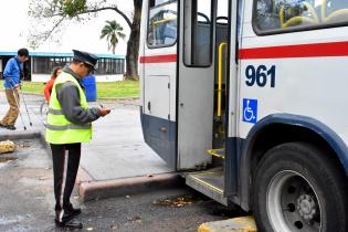 Inspección de asientos preferenciales en ómnibus