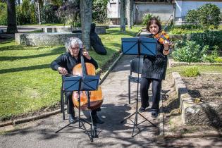 Reposición de placa de la comunidad Armenia en el Jardín Botánico