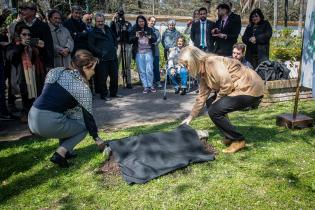 Reposición de placa de la comunidad Armenia en el Jardín Botánico