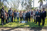 Reposición de placa de la comunidad Armenia en el Jardín Botánico