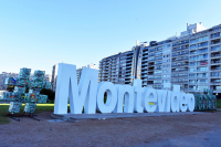 Letras de Montevideo con Intendente  por dia del Medio Ambiente Kibon