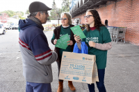 Entrega de bolsas reutilizables