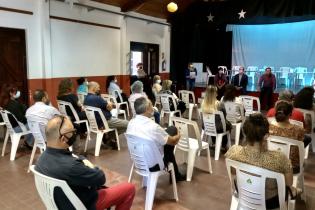 Entrega de certificados a participantes de cursos de anfitriones turísticos en el Municipio C Entrega de certificados a participantes de cursos de anfitriones turísticos en el Municipio C
