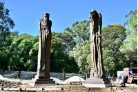 Instalación de las estatuas Confucio y Lao Tse en parque Batlle