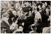 Salvador Allende (arriba al centro), en ese momento candidato a la presidencia de Chile, y un escalón más abajo, de abrigo claro, Eduardo Galeano (el tercero de izquierda a derecha). Punta Arenas, 5 de abril de 1963