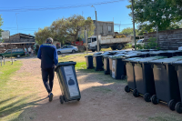 Entrega de contenedores y bolsones en Abayubá 