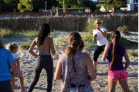 Clase de fitness en la playa del Cerro