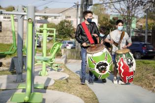 Instalación de juegos saludables en Mendoza y Galeano  