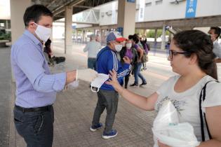 Entrega de tapabocas a usuarios del transporte público. Entrega de tapabocas a usuarios del transporte público.