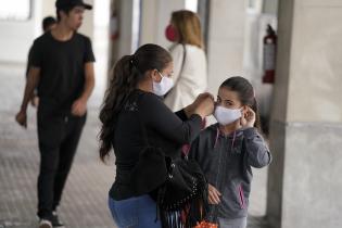 Entrega de tapabocas a usuarios del transporte público. 