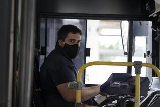 Entrega de tapabocas a usuarios del transporte público. 