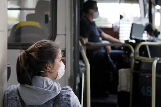 Entrega de tapabocas a usuarios del transporte público. 