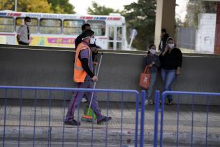 Entrega de tapabocas a usuarios del transporte público. 