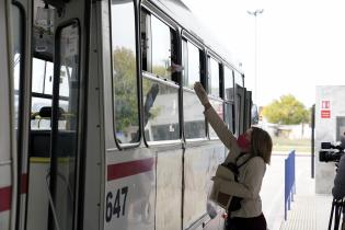 Entrega de tapabocas a usuarios del transporte público. Entrega de tapabocas a usuarios del transporte público.