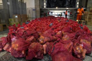 Entrega de canastas alimentarias en el atrio de la IM Entrega de canastas alimentarias en el atrio de la IM