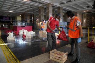 Entrega de canastas alimentarias en el atrio de la IM