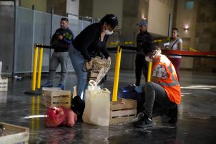 Entrega de canastas alimentarias en el atrio de la IM Entrega de canastas alimentarias en el atrio de la IM