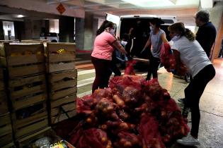 Entrega de canastas alimentarias en el atrio de la IM