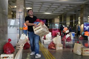Entrega de canastas alimentarias en el atrio de la IM Entrega de canastas alimentarias en el atrio de la IM