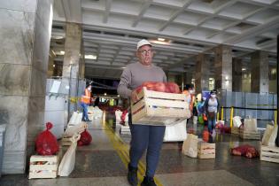 Entrega de canastas alimentarias en el atrio de la IM Entrega de canastas alimentarias en el atrio de la IM