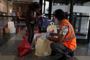 Entrega de canastas alimentarias en el atrio de la IM