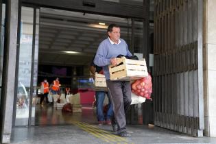 Entrega de canastas alimentarias en el atrio de la IM Entrega de canastas alimentarias en el atrio de la IM