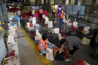 Entrega de canastas alimentarias en el atrio de la IM