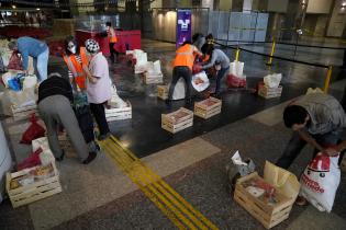 Entrega de canastas alimentarias en el atrio de la IM