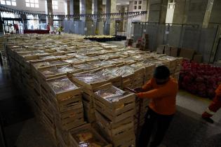 Entrega de canastas alimentarias en el atrio de la IM Entrega de canastas alimentarias en el atrio de la IM