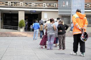 Entrega de canastas alimentarias en el atrio de la IM