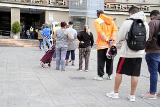 Entrega de canastas alimentarias en el atrio de la IM