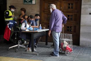 Entrega de canastas alimentarias en el atrio de la IM