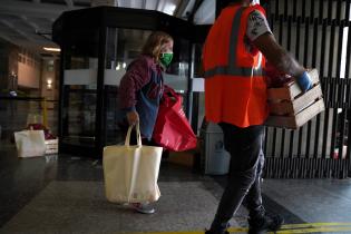 Entrega de canastas alimentarias en el atrio de la IM