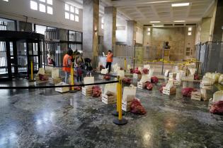 Entrega de canastas alimentarias en el atrio de la IM Entrega de canastas alimentarias en el atrio de la IM