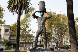 Monumento intervenido para fomentar el uso del barbijo.