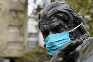 Monumento intervenido para fomentar el uso del barbijo.