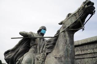 Monumento intervenido para fomentar el uso del barbijo.