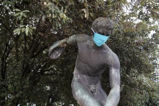 Monumento intervenido para fomentar el uso del barbijo. Monumento intervenido para fomentar el uso del barbijo.