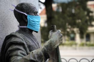 Monumento intervenido para fomentar el uso del barbijo. Monumento intervenido para fomentar el uso del barbijo.