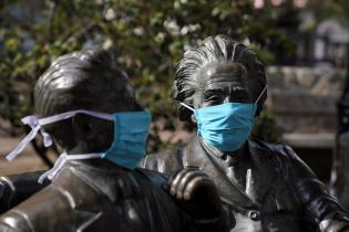 Monumento intervenido para fomentar el uso del barbijo.