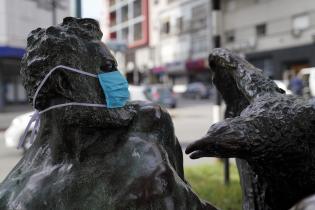Monumento intervenido para fomentar el uso del barbijo. Monumento intervenido para fomentar el uso del barbijo.