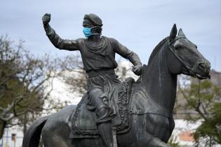 Monumento intervenido para fomentar el uso del barbijo.