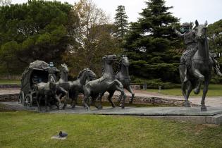 Monumento intervenido para fomentar el uso del barbijo. Monumento intervenido para fomentar el uso del barbijo.