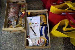 Entrega de canastas alimentarias en el atrio de la IM Entrega de canastas alimentarias en el atrio de la IM