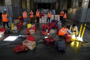 Entrega de canastas alimentarias en el atrio de la IM Entrega de canastas alimentarias en el atrio de la IM