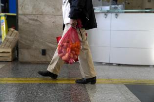 Entrega de canastas alimentarias en el atrio de la IM